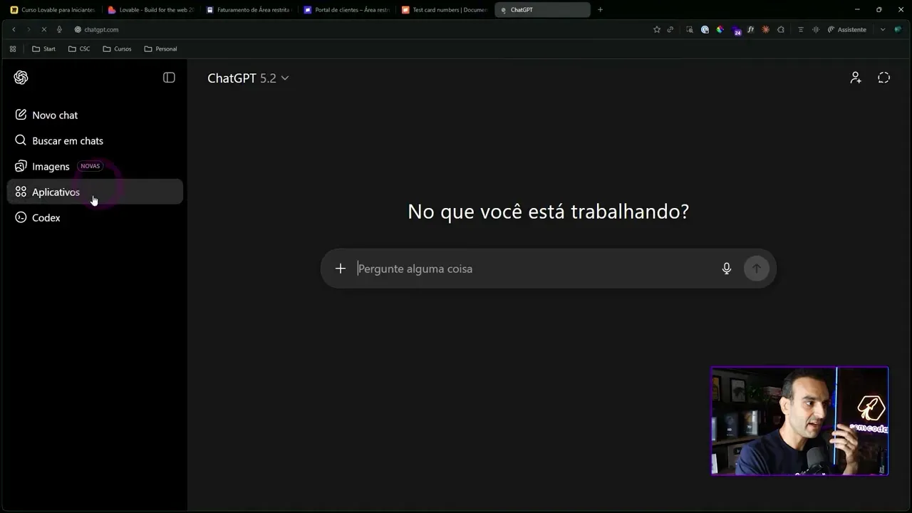Página inicial do ChatGPT mostrando a pergunta 'No que você está trabalhando?' e menu lateral com opções Aplicativos e Codex.
