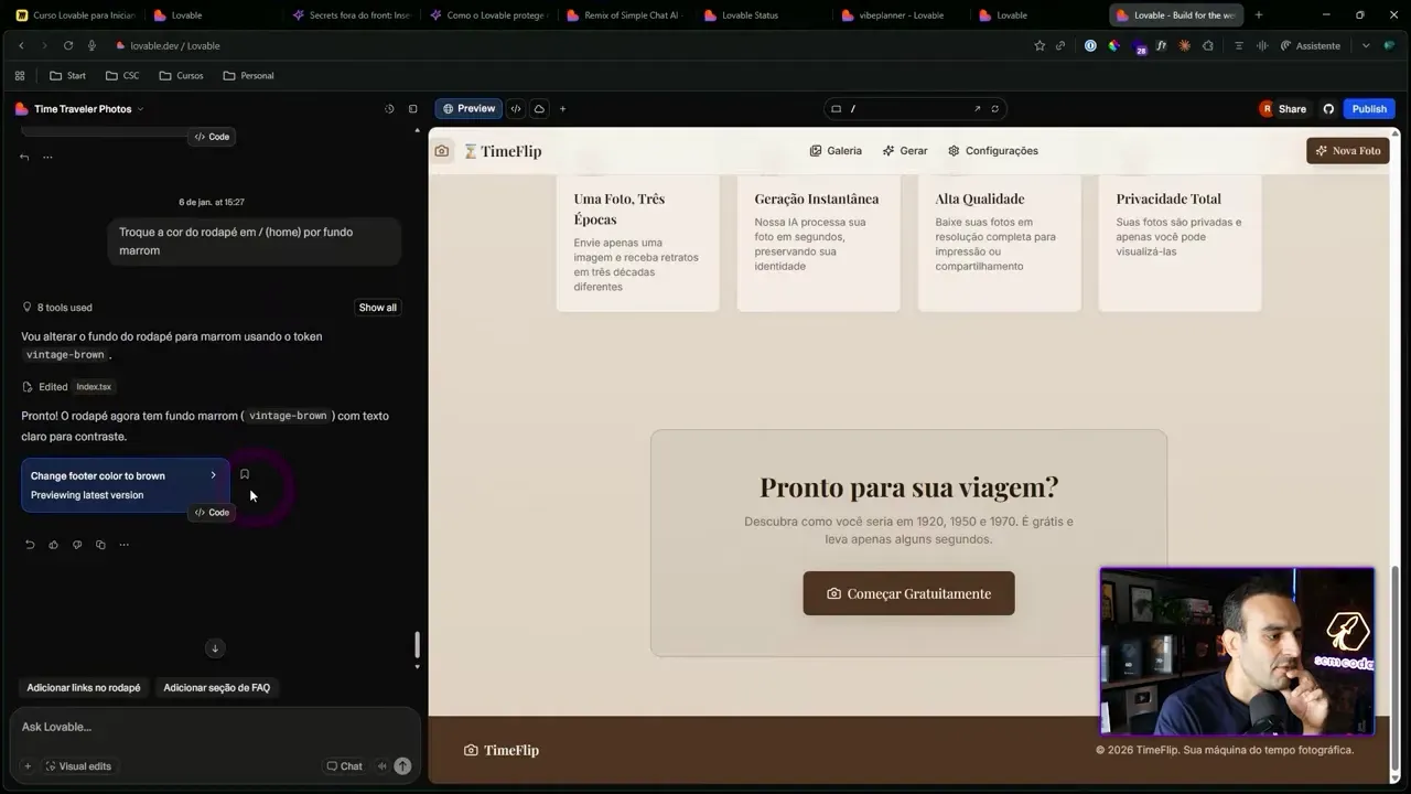 Painel do Lovable com mensagem Change footer color to brown e preview do site com rodapé marrom.